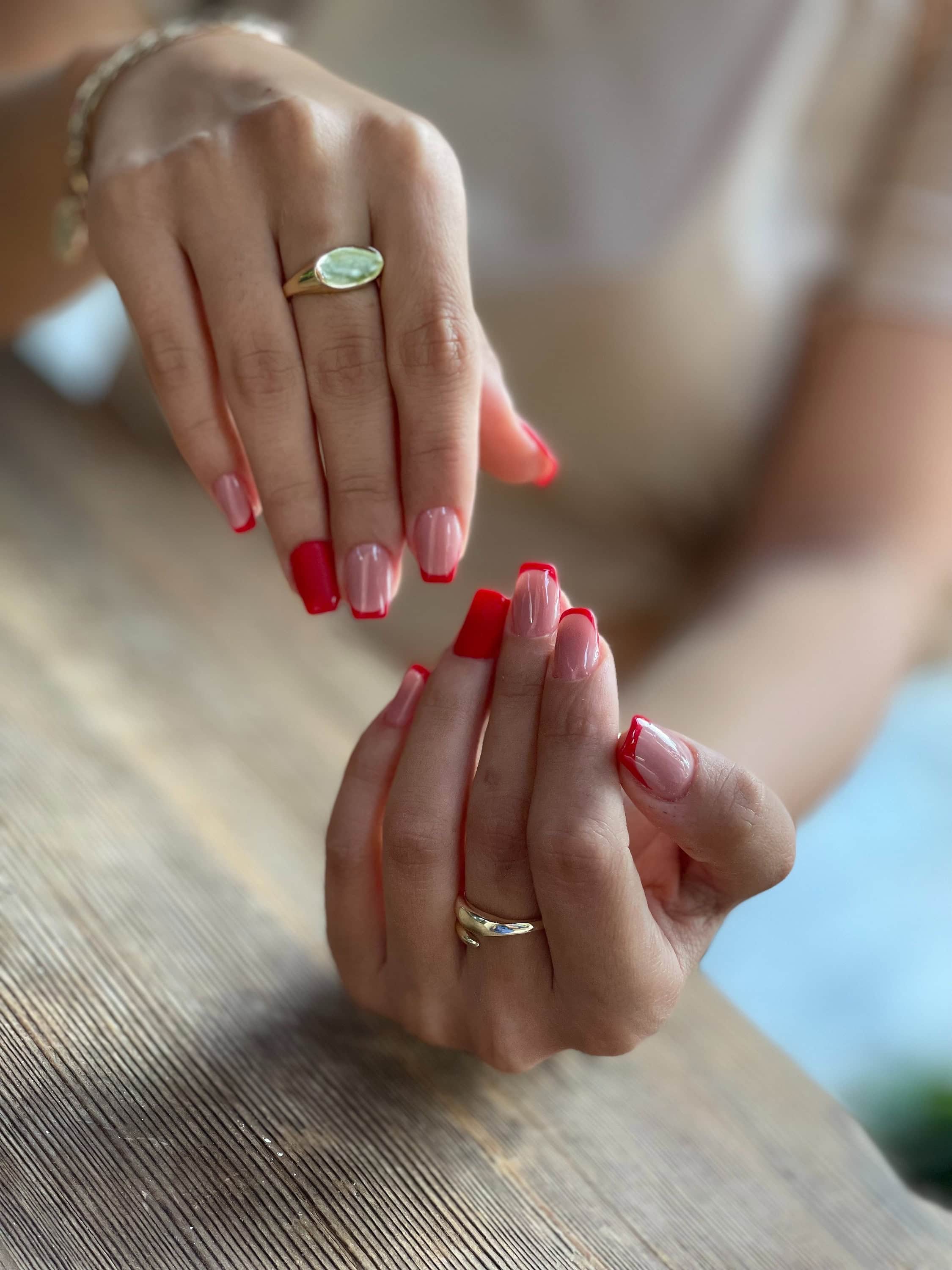 Czerwono-różowe paznokcie w stylu french manicure #141477932