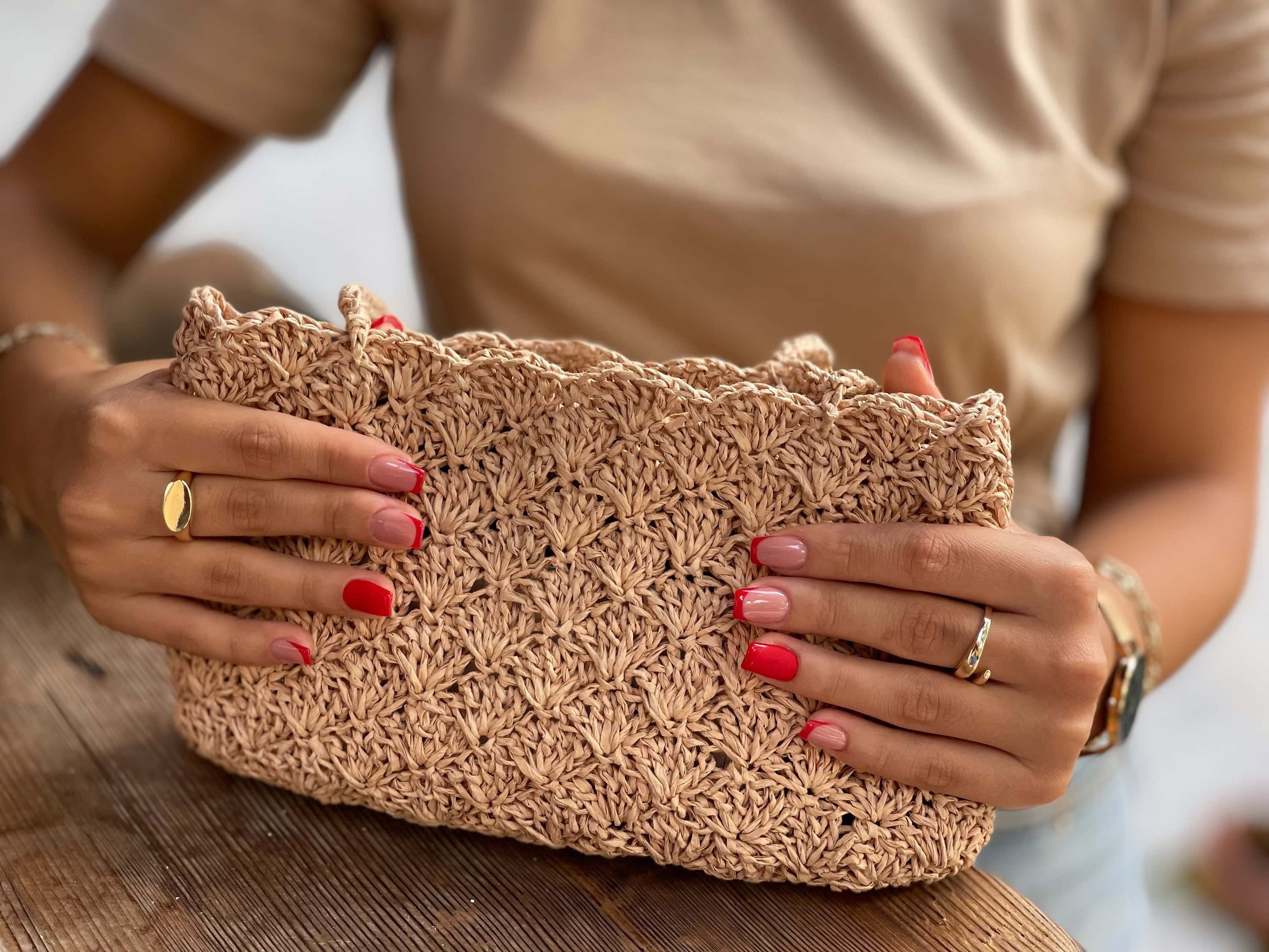 Czerwono-różowe paznokcie w stylu french manicure #843253191