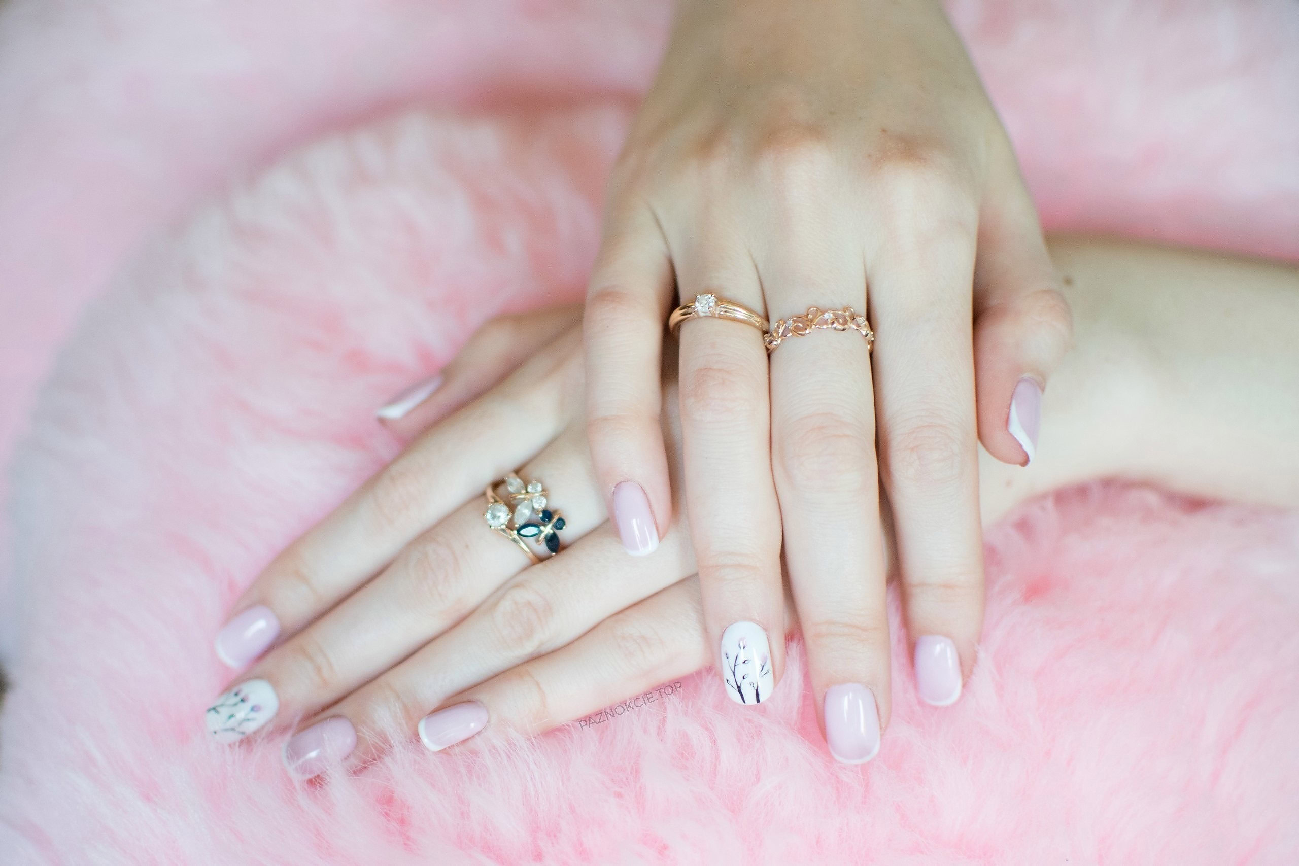 Różowo-białe paznokcie w stylu french manicure z motywem kwiatów #596069771